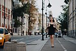 Миниатюра для Файл:Girl in city.jpg