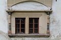Renaissancefenster, Säulen mit Rankenwerk und Narrenköpfen unter dem Erker der Ostseite des Nordflügels