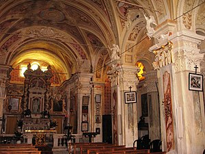 Lato destro dell'interno del Santuario con le figure in aggetto in stucco degli Angeli festanti.