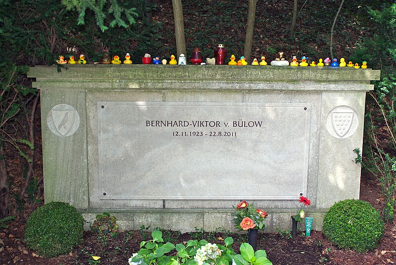 File:Grabstätte Bernhard-Viktor v Bülow.jpg