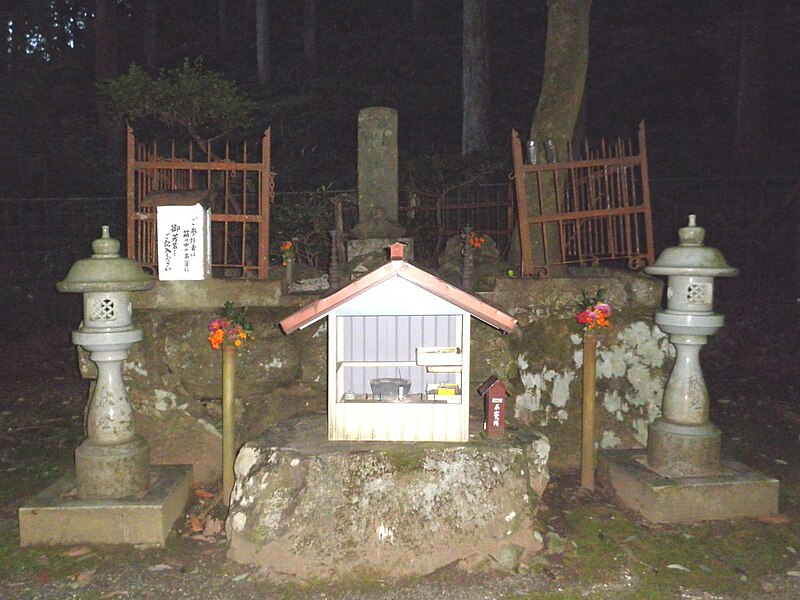 File:Grave of Menju Brothers.jpg