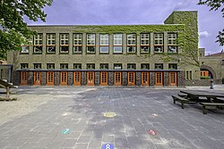 De Nassauschool aan de Graaf Adolfstraat. Ontworpen in 1931 door Siebe Jan Bouma in de stijl van de Amsterdamse School met elementen uit het kubisme. Met intern een glas-in-loodraam van Johan Dijkstra.