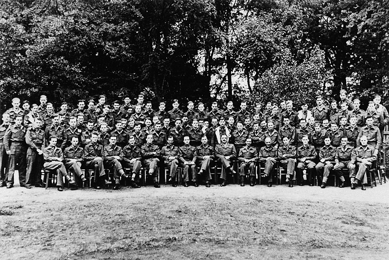 File:Group photo of London Medical students who went to Belsen Wellcome L0029073.jpg