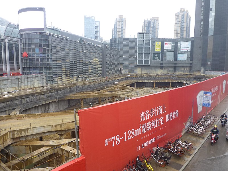 File:Guanggu Circle - construction - P1520160.JPG