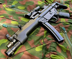 裝上護木武器燈的HK94K