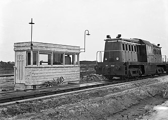 Locomotief NS 602 op de weegbrug te Schoonebeek; 1947.
