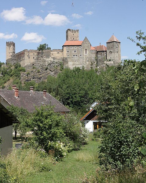 File:Hardegg - castle Hardegg, south view pic03.jpg