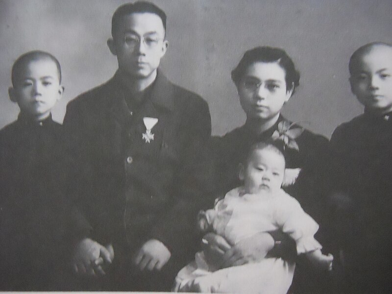 File:Hashimoto Kenzou Family.jpg