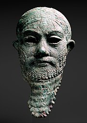 Die kop van ’n heerser c. 2300-2000 v.C., Iran of Mesopotamië.[1]}}