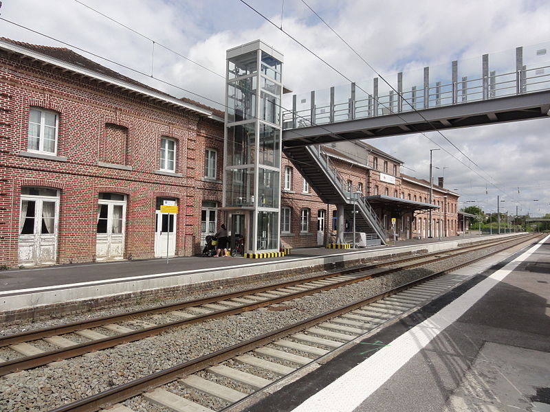 File:Hirson (Aisne) la gare, quais, passerelle et ascenseur.JPG