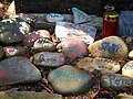 III.  At the place of remembrance at the Heidelberg Bergfriedhof, the names and a final greeting painted on stones by friends and relatives remember those who passed away. JPG