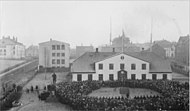 Hópur fólks fagnar fullveldinu 1. desember 1918 við Stjórnarráð Íslands.