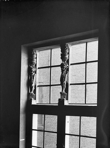 File:Interieur, raamkozijn met houtsnijwerk, afkomstig van huis Pieterskerkgracht - Leiden - 20134803 - RCE.jpg