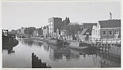 De Baarsjesweg met buurtschap De Baarsjes, gezien vanaf de Wiegbrug in zuidwestelijke richting. Geheel rechts de voormalige herberg De Drie Baarsjes; 1936.