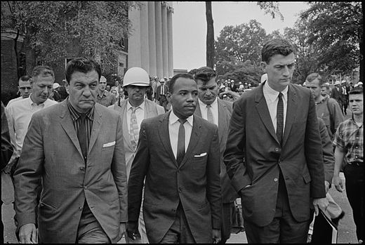 U.S. Marshals begeleiden James Meredith naar de universiteit (1962).