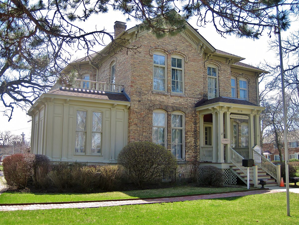 James museum. Хайленд-парк Иллинойс. Hyland House. Гордон хайленд музей. Картинки музея Хайлэнда.