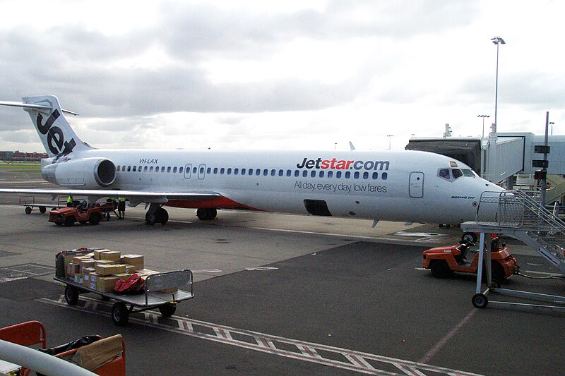 File:Jetstar Airways B717-2K9 (VH-LAX) at Sydney Airport.jpg