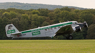 English: Ju-Air Junkers Ju-52/3mg4e (reg. HB-HOP, cn 6610, built in 1939). Engine: 3 × BMW 132 A3 9 cylinder rotary engine (3 × 650 hp). Deutsch: Ju-Air Junkers Ju-52/3mg4e (Reg. HB-HOP, cn 6610, Baujahr 1939). Motor: 3 × BMW 132 A3 9 Zylinder Sternmotor (3 × 650 PS).