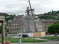 Jubiläumssäule auf dem Schlossplatz in Stuttgart, 2014. Der Autokran steht bereit um die Concordia-Statueauf die Erde zu hieven, wo sie restauriert wird. Im Hintergrund: de:Königsbau.