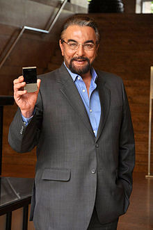 Kabir Bedi pozas per Blackberry-Porsche Design P'9981-poŝtelefono 04.jpg