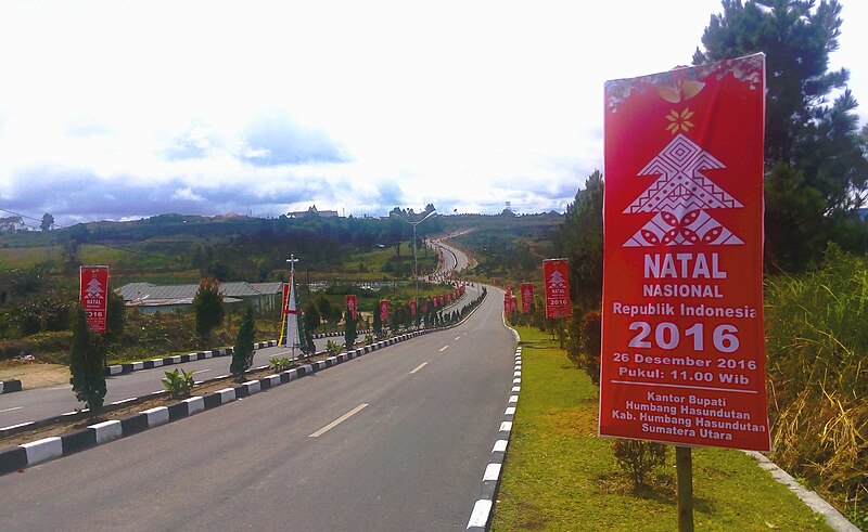 File:Kabupaten Humbang Hasundutan, Sumatra Utara (Jalan Raya Bukit Inspirasi).jpg