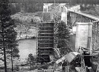 Bau der neuen Brückenpfeiler 1940 bis auf Höhe der alten Straßenebene (Blick nach Osten)