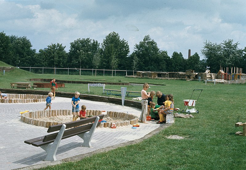 File:Kinderspeelplaats in het Park de Gagel te Utrecht - HUA-23029.jpg