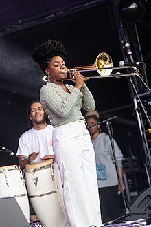 Description de l'image Kokoroko Glastonbury 2019 West Holts -010.jpg.