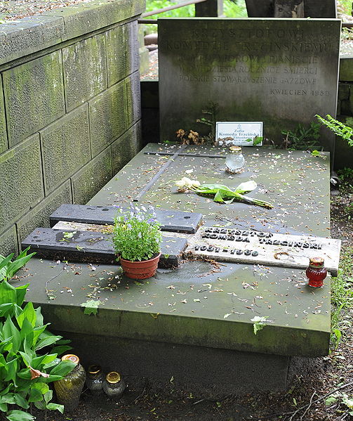 File:Komeda Grave.jpg