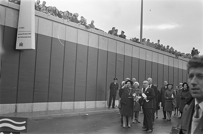 File:Koningin Juliana, burgemeester Samkalden en de genodigden maken een korte wandel, Bestanddeelnr 921-8114.jpg