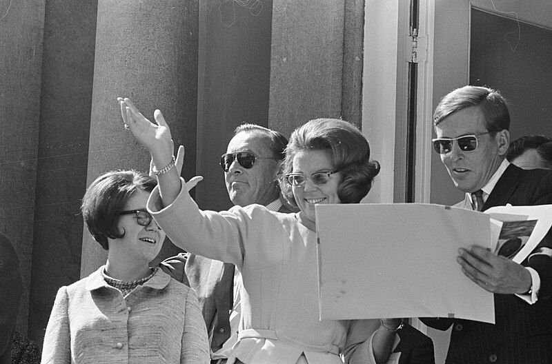 File:Koninginnedag, defilee op Soestdijk, Christina, Bernhard Beatrix en Claus, Bestanddeelnr 919-0958.jpg