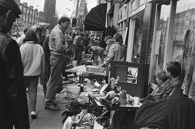 File:Koninginnedag in Amsterdam vrijmarkt van Wanstraat, Bestanddeelnr 933-3121.jpg