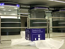 Kontrollstelle der Bundespolizei am Frankfurter Flughafen (bei der Eröffnung)