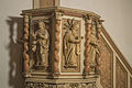 Barevná fotografie střední části kazatelny se sochami evangelistů, před restaurováním