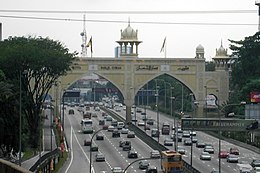 Arco doppio Kota Darul Ehsan sull'autostrada federale, che fu costruito per commemorare la cessione del Kuala Lumpur da parte di Selangor al governo federale per formare un Territorio Federale.