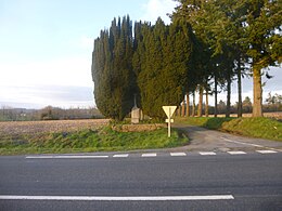 Aktuelles Foto vom Ort der Schlacht.  Es ist eine Kreuzung von zwei Straßen, von denen eine von Bäumen gesäumt ist.