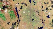 Одно из первых изображений с Landsat-8. Fort Collins, Колорадо, США. Искусственные цвета (OLI). Каналы 3 (зелёный), 5 (ближний ИК 1) и 7 (ближний ИК 2) изображены соответственно как синий, зелёный и красный.