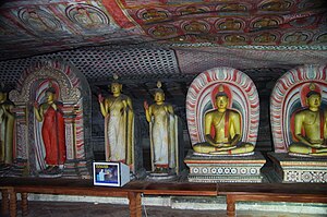 LK-dambulla-cave-temple-inside-03.jpg