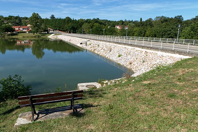 Français : Barrage du lac de Flourens.