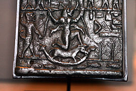 Registre inférieur de la Plaque de Lamashtu : Pazuzu, à gauche, repoussant la démone Lamashtu (au centre), Musée du Louvre.