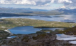 Lermajávrásj närmast- i bakgrunden Virihávrre och Vásstenjávrre. Vy från Guobllatjårro.