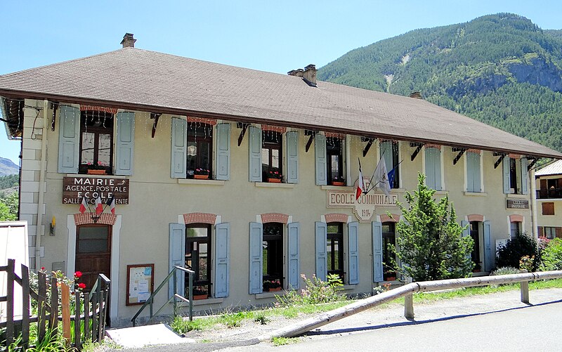 File:Les Vigneaux - Mairie-école.JPG