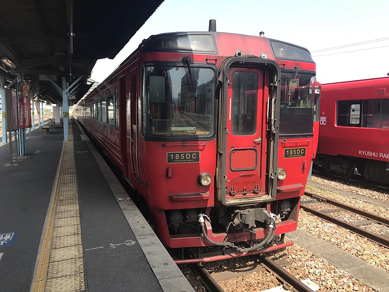 File:Limited Express "Yufu" at Hita Station.jpg