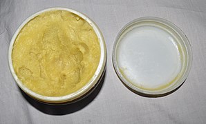Mélange du Beurre de karité et huiles essentielles dans une boite pour massage 01.jpg