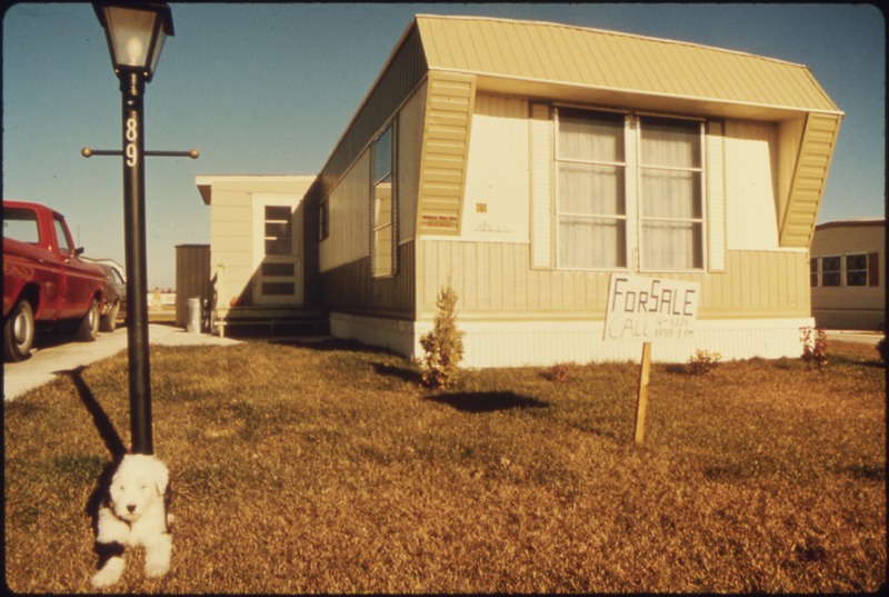 File:MOBILE HOME IN ONE OF TWO MOBILE HOME PARKS WHICH WAS CREATED IN RESPONSE TO WORKERS WHO ARRIVED FOR JOBS IN THE... - NARA - 558299.tif