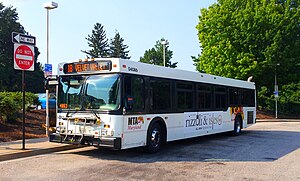 Autobus MTA Route 18 Velvet Valley na stanici Reisterstown Plaza