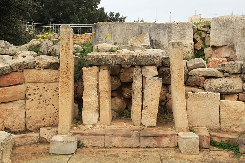 File:Malta - Tarxien - Triq it-Tempji Neolitici - Temples 20 ies.jpg