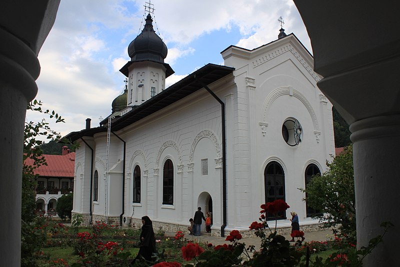 File:Manastirea Agapia - Biserica "Sf. Voievozi".jpg