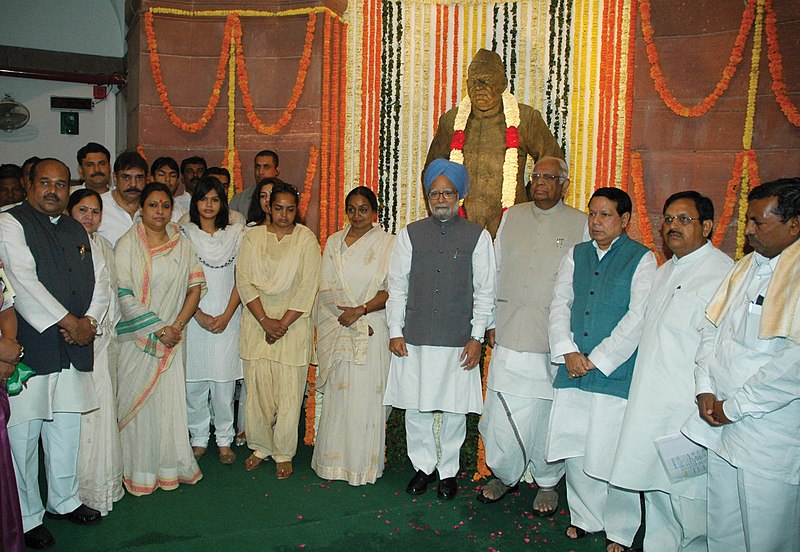 File:Manmohan Singh, the Speaker, Lok Sabha, Shri Somnath Chatterjee, the Union Ministers and others paid tributes at the portrait of Babu Jagjivan Ram on his birth centenary, in New Delhi on April 05, 2007.jpg