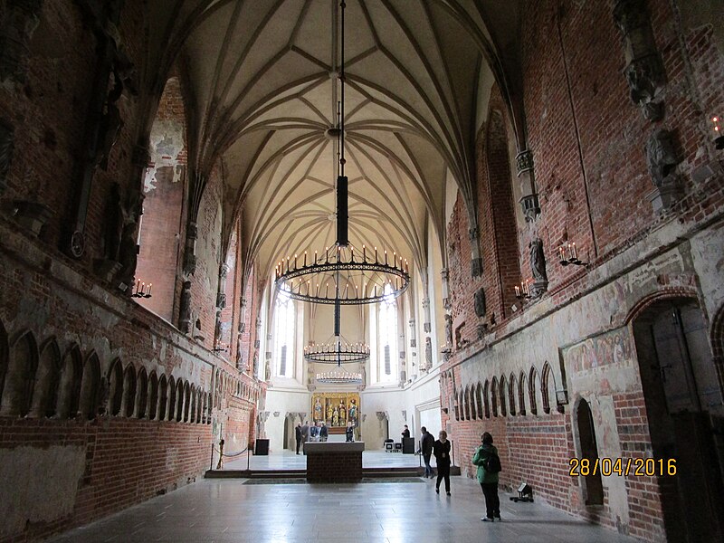 File:Marienburg-Kirche-Altar-160428-268.jpg